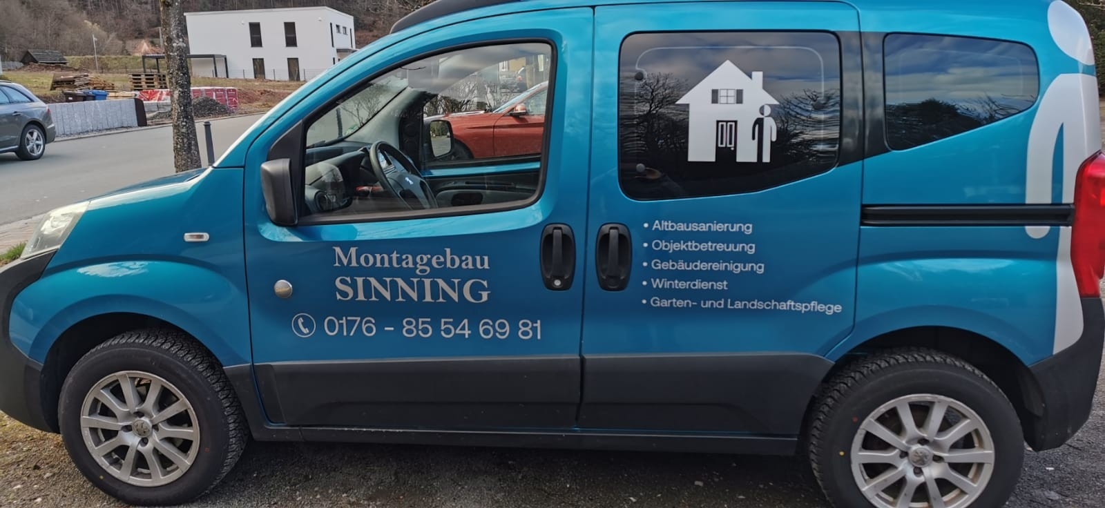 Firmenfahrzeug von Montagebau Sinning mit voller Leistungsbeschriftung